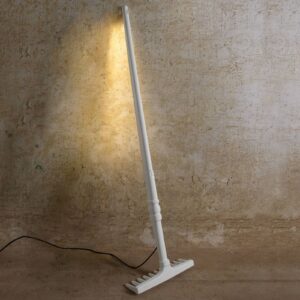 Karman Tobia – LED stojací lampa ve tvaru hrábí